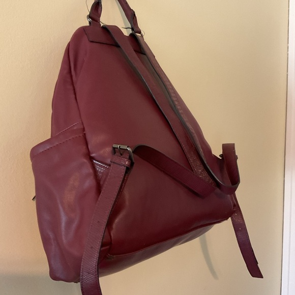 Elegant Simply Vera Burgundy Leather Backpack - Picture 2 of 9